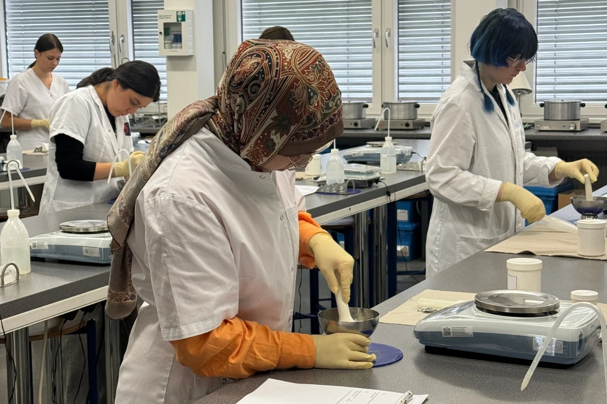 PKA-Lehrlinge bei präziser Laborarbeit mit Rezepturen beim Wettbewerb in Tirol 2026