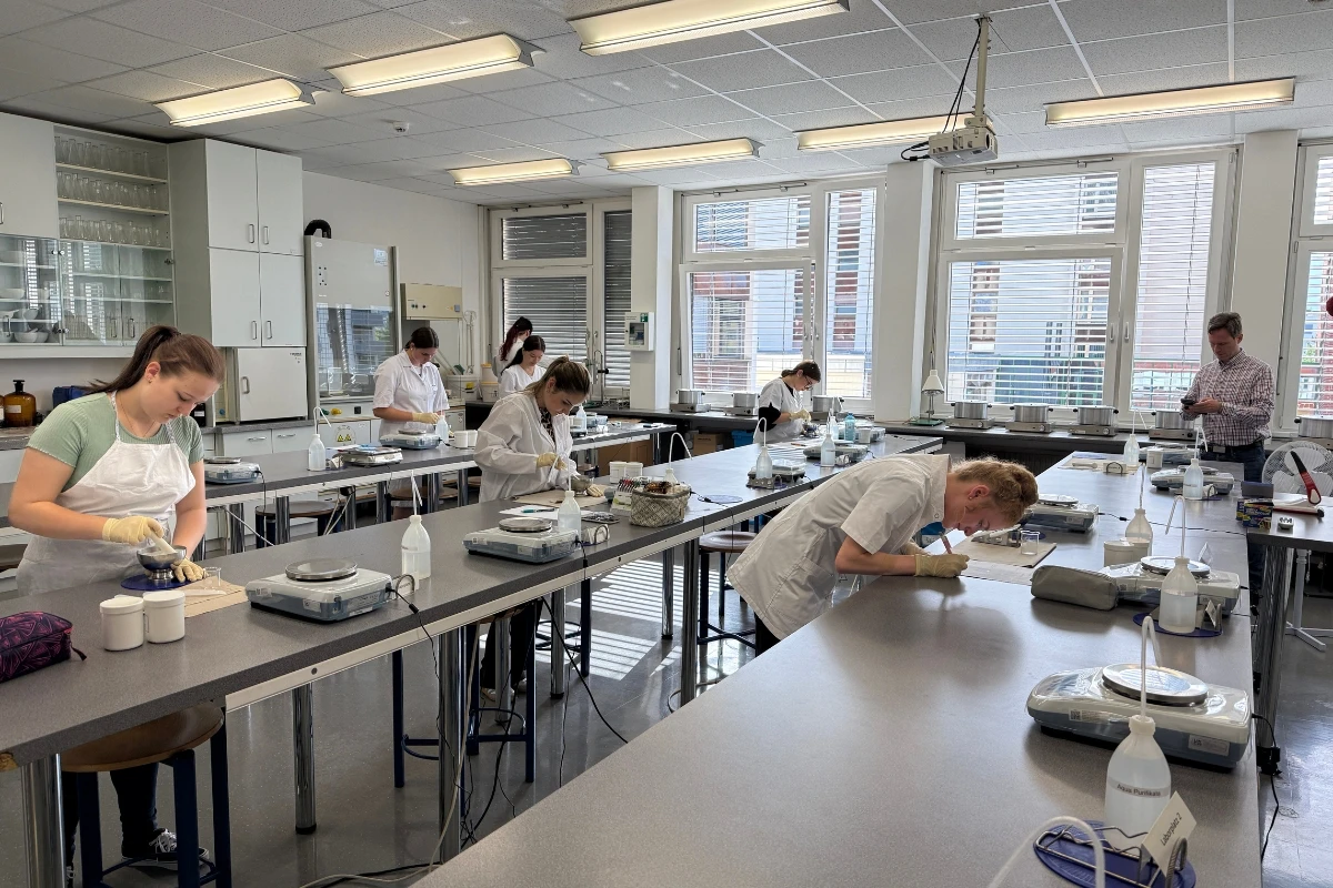 PKA-Lehrlinge bei der Laborarbeit während des Wettbewerbs in Tirol 2026