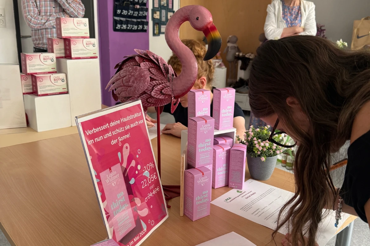 Kreative Merchandising Auslage mit Produkten beim PKA-Landeslehrlingswettbewerb in Tirol 2026