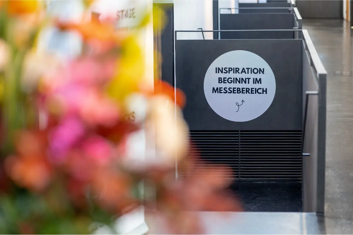 Hinweisschild mit der Aufschrift „Inspiration beginnt im Messebereich“ bei den Phoenix P.Tagen 2026.