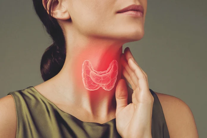 Frau hält die Hand an den Hals, in dem schematisch eine Schilddrüse abgebildet ist.