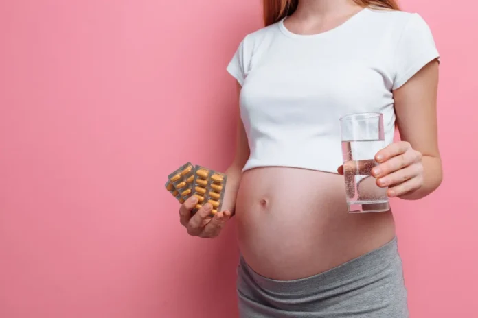 Antibiotika in der Schwangerschaft hängen mit Gesundheitsrisiken der Kinder zusammen.