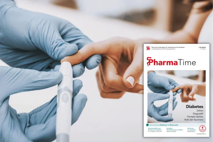 In einer Apotheke wird eine Blutzuckermessung vorgenommen. Das Titelbild von PharmaTime 7-8/202 zeigt den aktuellen Themenschwerpunkt.