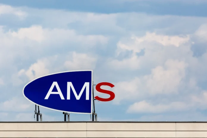 Logo des AMS auf einem Dach – Symbolbild für Arbeitsmarktbericht im Gesundheits- und Sozialwesen