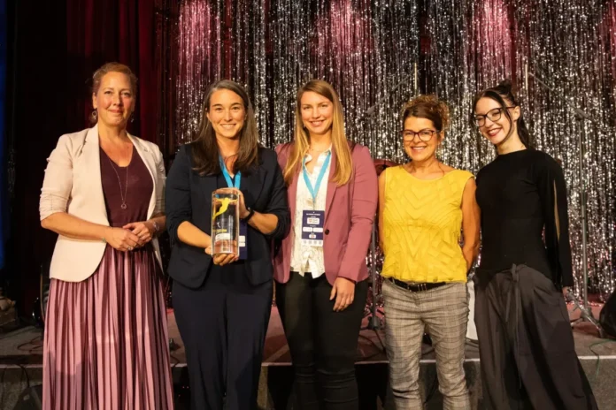 Judith Pühringer (l) überreicht den Innovation in Politics Award an das Team der Alles Clara-App (v.l.n.r.): Nicole Traxler, Sarah Gebhardt, Michaela Dvorak, Julia Hochlenert