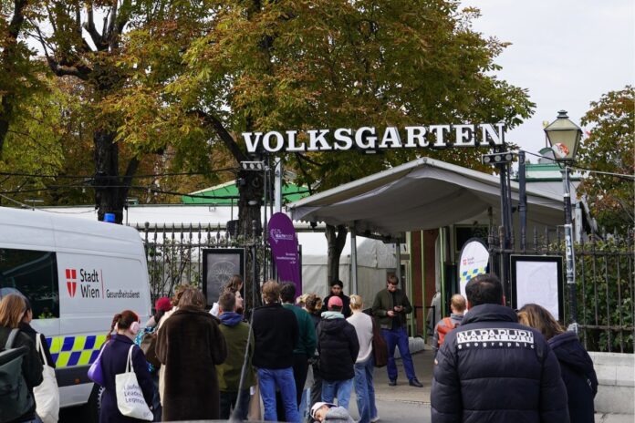 Kostenlose HPV-Impfung im ÖGGK Health Mobil im Wiener Volksgarten
