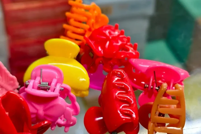 TikTok-Trend: Haarklammern im Gesicht gegen Migräne