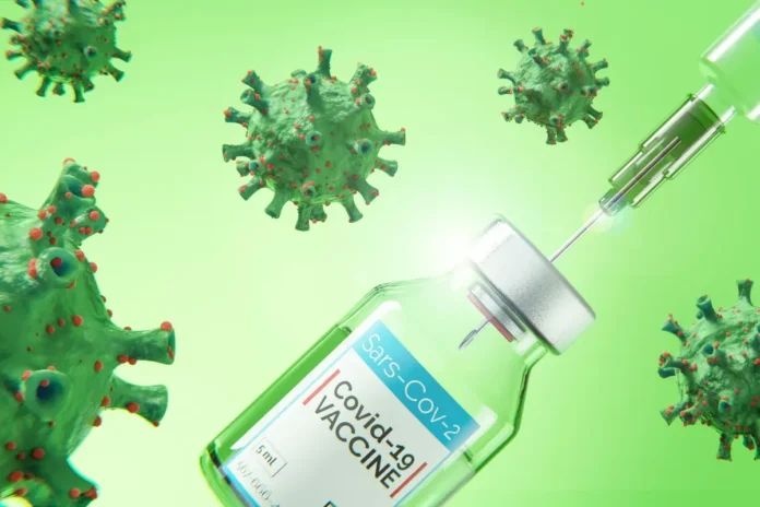 3D-Darstellung eines Covid-19-Impfstoff-Vials mit Spritze, umgeben von vergrößerten Coronavirus-Partikeln auf grünem Hintergrund.