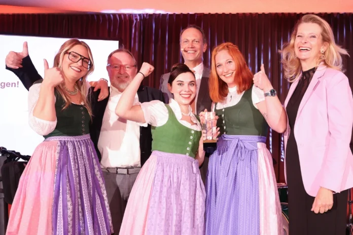 Stadtapotheke Liezen gewinnt den #PKADreamTeamAward – Teamfoto bei der Preisverleihung in Graz
