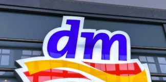 Logo des Drogeriemarkts dm an der Außenfassade einer Filiale