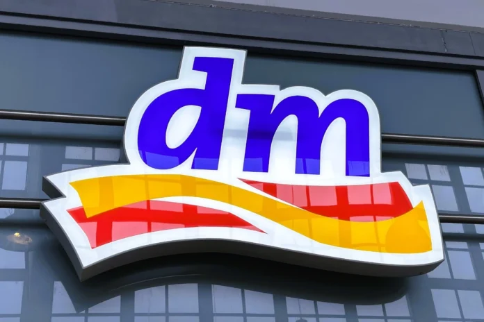 Logo des Drogeriemarkts dm an der Außenfassade einer Filiale