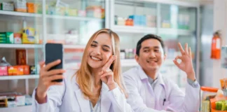 Zwei junge Apotheker:innen machen ein Selfie in der Offizin – Employer Branding in der Apotheke über Social Media
