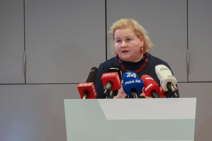 Gesundheitsministerin Korinna Schumann bei einer Pressekonferenz