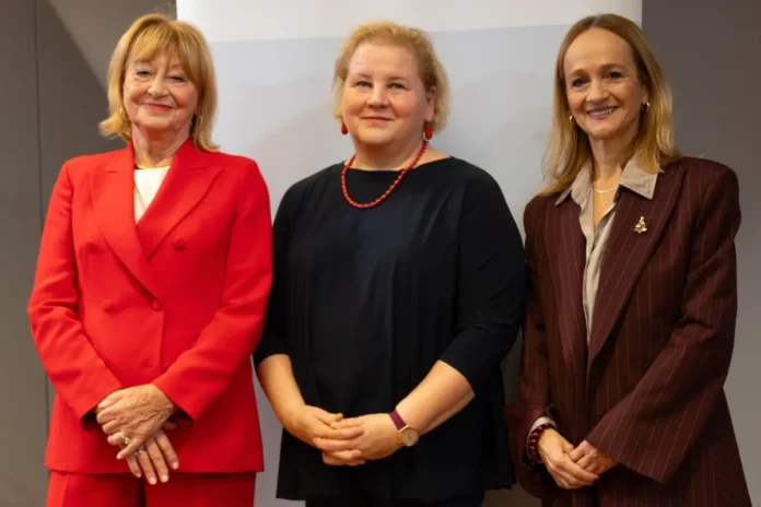 Pressekonferenz vom 5.12.2025 mit BÖP-Präsidentin a.o. Univ.-Prof.in Dr.in Beate Wimmer-Puchinger, Gesundheitsministerin Korinna Schumann und ÖBVP-Präsidentin Mag.a Barbara Haid, M.Sc. (von links nach rechts)