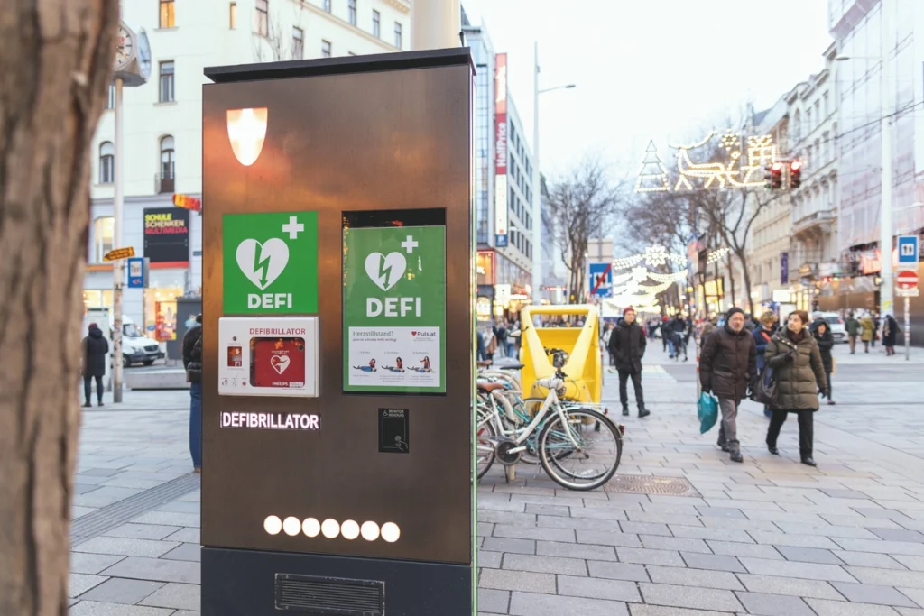 Öffentlich zugänglicher Defibrillator in Wien zur schnellen Hilfe bei plötzlichem Herztod
