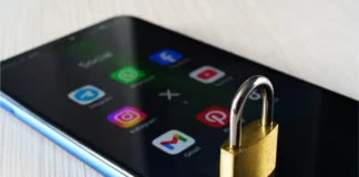 Smartphone mit App-Icons, darauf ein Vorhängeschloss als Symbol für Datenschutz und Sicherheit.