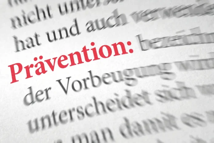 PharmaTime 12/2025: Rotes Wort „Prävention“ scharf hervorgehoben vor unscharfem deutschem Text im Hintergrund.