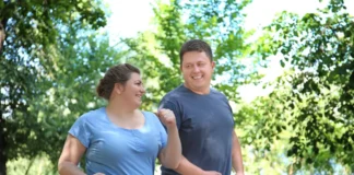 Zwei übergewichtige Erwachsene gehen gemeinsam im Park spazieren