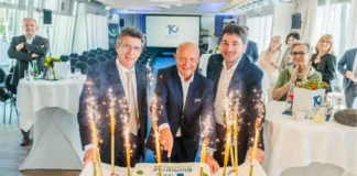 Anschnitt der Festtagstorte bei der Jubiläumsfeier „10 Jahre Bionorica Austria“ mit Vertreterinnen und Vertretern des Unternehmens