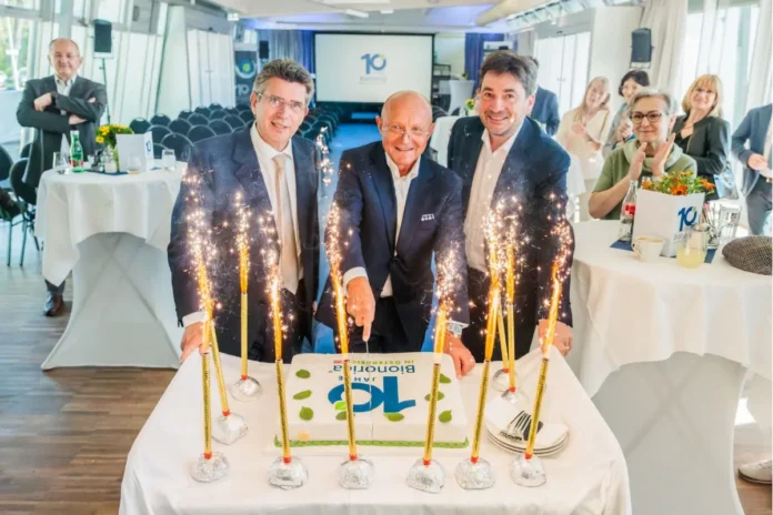 Anschnitt der Festtagstorte bei der Jubiläumsfeier „10 Jahre Bionorica Austria“ mit Vertreterinnen und Vertretern des Unternehmens