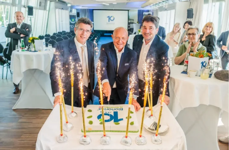 Anschnitt der Festtagstorte bei der Jubiläumsfeier „10 Jahre Bionorica Austria“ mit Vertreterinnen und Vertretern des Unternehmens