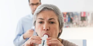 Ältere Frau führt einen Lungenfunktionstest durch – erhöhtes COPD-Risiko bei Frauen
