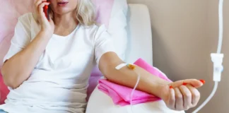 Patientin erhält intravenöse Eiseninfusion zur Behandlung von Eisenmangel