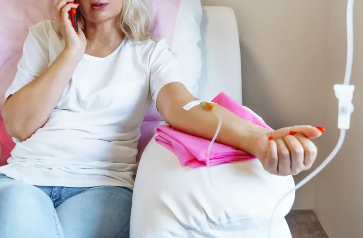 Patientin erhält intravenöse Eiseninfusion zur Behandlung von Eisenmangel