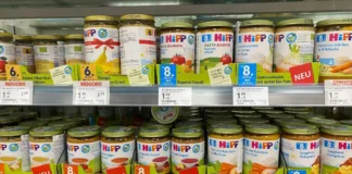 Hipp Babykostgläser in einem Supermarktregal bei SPAR in Österreich