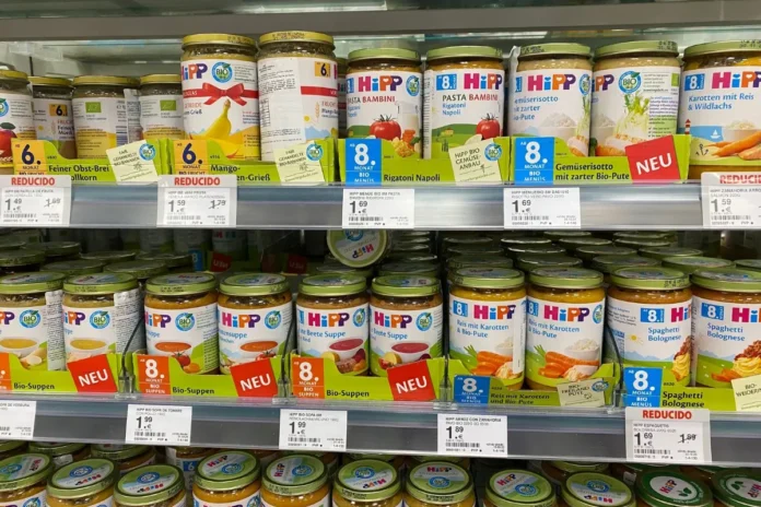 Hipp Babykostgläser in einem Supermarktregal bei SPAR in Österreich