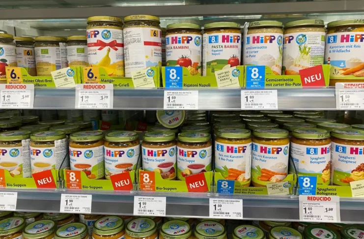 Hipp Babykostgläser in einem Supermarktregal bei SPAR in Österreich