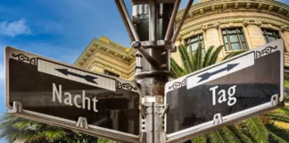 Wegweiser mit Tag und Nacht symbolisiert den Chronotyp und die innere Uhr des Menschen