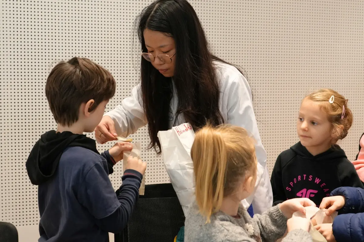 Kinder erhalten bei der Kinderapotheke im Apothekerhaus Wien unter Anleitung Materialien für eine pharmazeutische Übung