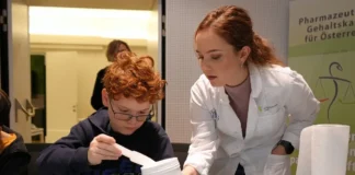 Kind rührt Salbe bei der Kinderapotheke im Apothekerhaus Wien unter Anleitung einer Pharmazeutin