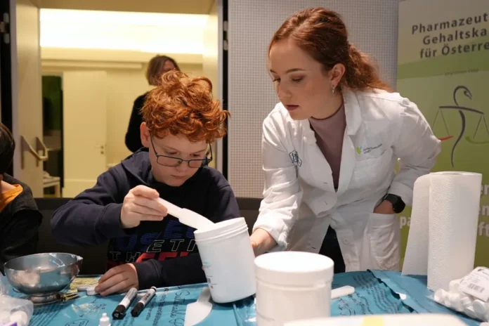 Kind rührt Salbe bei der Kinderapotheke im Apothekerhaus Wien unter Anleitung einer Pharmazeutin
