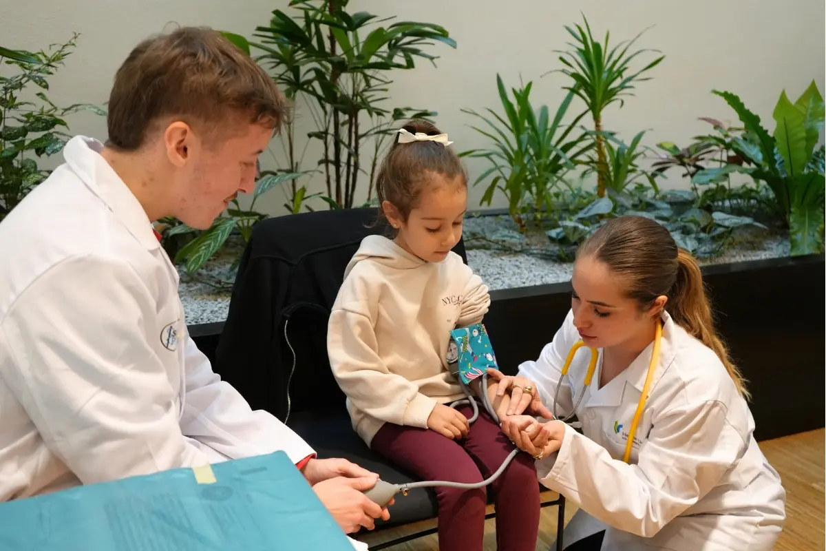 Kind misst bei der Kinderapotheke im Apothekerhaus Wien unter Anleitung den Blutdruck