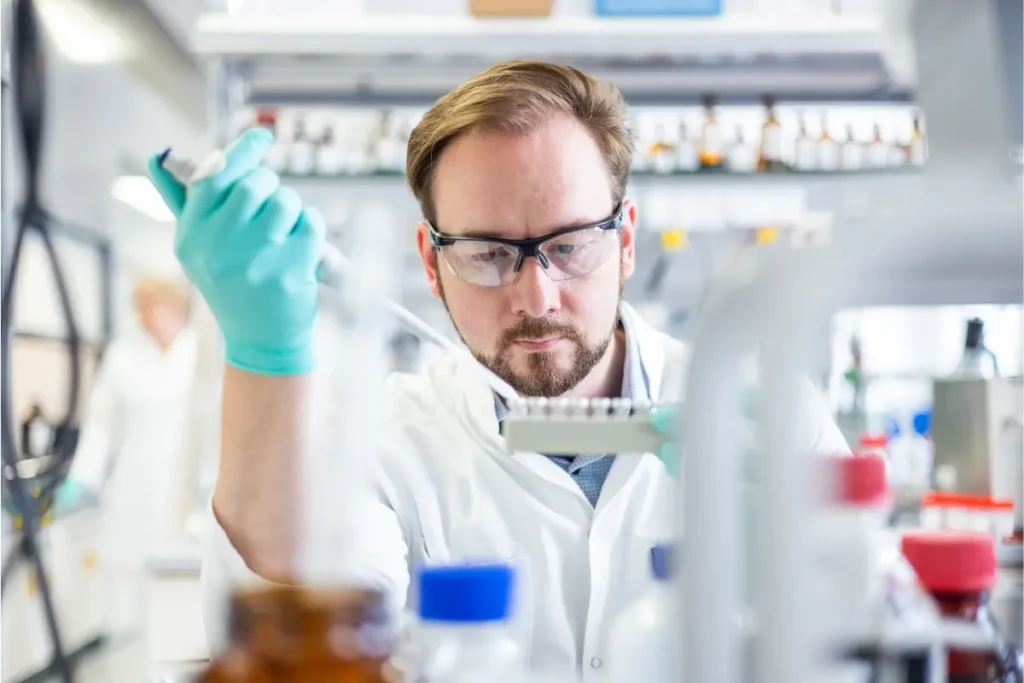 Wissenschafter im Apothekerlabor der Österreichischen Apothekerkammer bei der Analyse von Proben mit Pipette