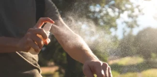 Tigermücke sticht Menschen – steigendes Risiko für Dengue und andere mückenübertragene Krankheiten in Europa