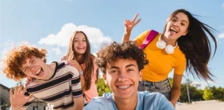 Vier Jugendliche in Österreich lachen in die Kamera – Symbolbild zur Ö3-Jugendstudie 2026 und zur psychischen Situation der Generation Z