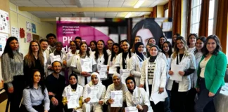 Teilnehmerinnen des PKA Landeslehrlingswettbewerbs Wien 2026 mit Jury und Urkunden in der Berufsschule