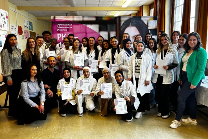 Teilnehmerinnen des PKA Landeslehrlingswettbewerbs Wien 2026 mit Jury und Urkunden in der Berufsschule