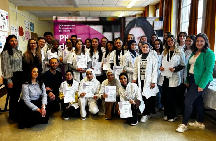 Teilnehmerinnen des PKA Landeslehrlingswettbewerbs Wien 2026 mit Jury und Urkunden in der Berufsschule