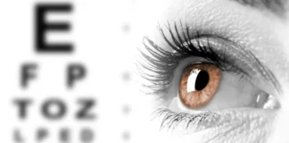 Nahaufnahme eines Auges vor einem Sehtest mit Buchstaben