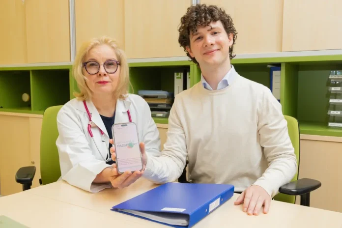 Ärztin und junger Mann zeigen den digitalen Survivorship Passport auf einem Smartphone im St. Anna Kinderspital