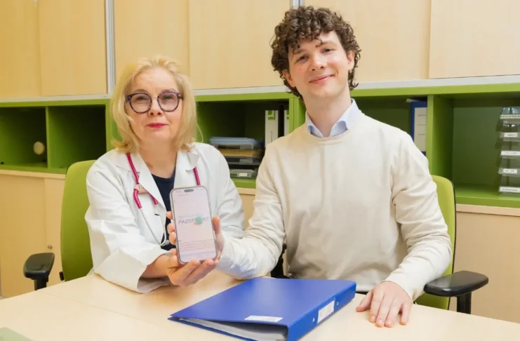 Ärztin und junger Mann zeigen den digitalen Survivorship Passport auf einem Smartphone im St. Anna Kinderspital