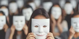 Menschen halten Masken vor ihre Gesichter als Symbol für unterdrückte Emotionen und Toxic Positivity