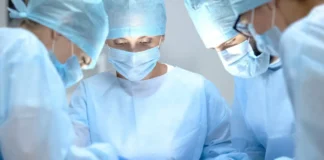 Herzchirurgisches Team bei einer koronaren Bypass-Operation im Operationssaal