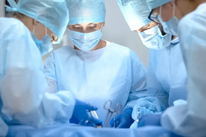 Herzchirurgisches Team bei einer koronaren Bypass-Operation im Operationssaal