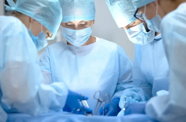 Herzchirurgisches Team bei einer koronaren Bypass-Operation im Operationssaal