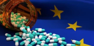Kapseln vor EU-Flagge symbolisieren die geplante Stärkung der Arzneimittelproduktion in Europa